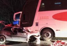 Cinco pessoas morrem após carro bater de frente com ônibus Cinco pessoas morrem após carro bater de frente com ônibus