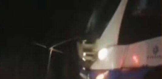 Homem morre e outro fica ferido após acidente entre motocicleta e ônibus da Sesab Homem morre e outro fica ferido após acidente entre motocicleta e ônibus da Sesab no sudoeste da Bahia