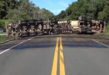 Trecho de rodovia está interditado há mais de dois dias após tombamento de carreta na Bahia