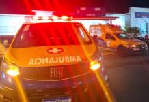 Três crianças caem de moto após mochila prender em roda