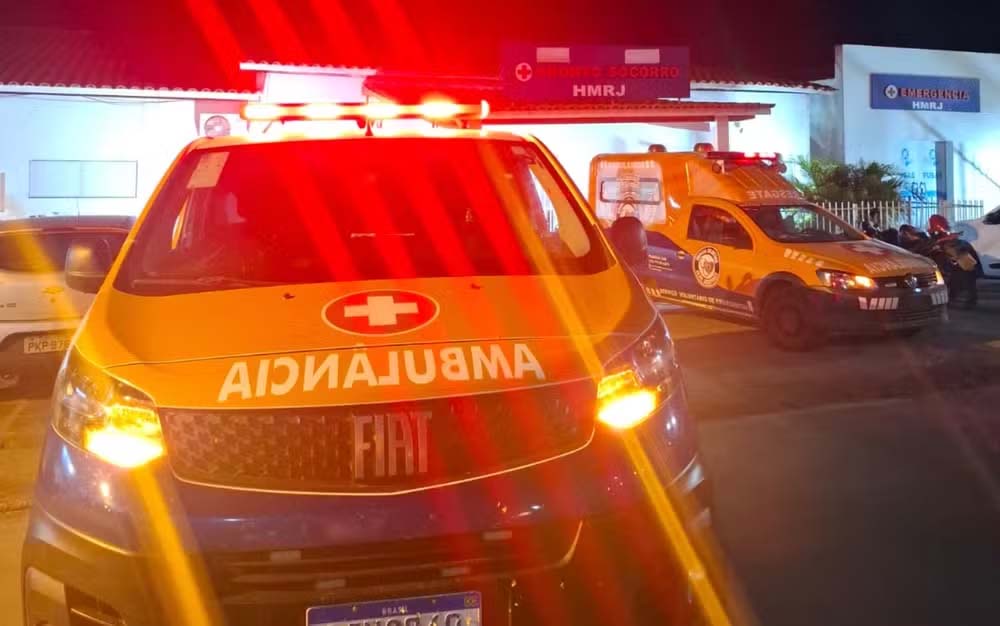 Três crianças caem de moto após mochila prender em roda Três crianças caem de moto após mochila prender em roda