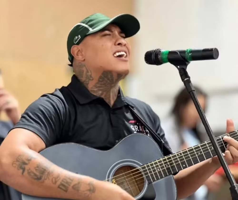 Cantor gospel João Igor é baleado por policial dentro de ônibus