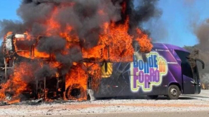 Ônibus do Bonde do Forró pega fogo em rodovia de Minas Gerais