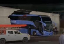 Ônibus desgovernado cruza BR-222 e atinge muro de imóvel