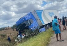 Homem morre após carro bater de frente com carreta; veículo ficou destruído