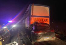 Ônibus com romeiros se envolve em acidente com carro na Bahia