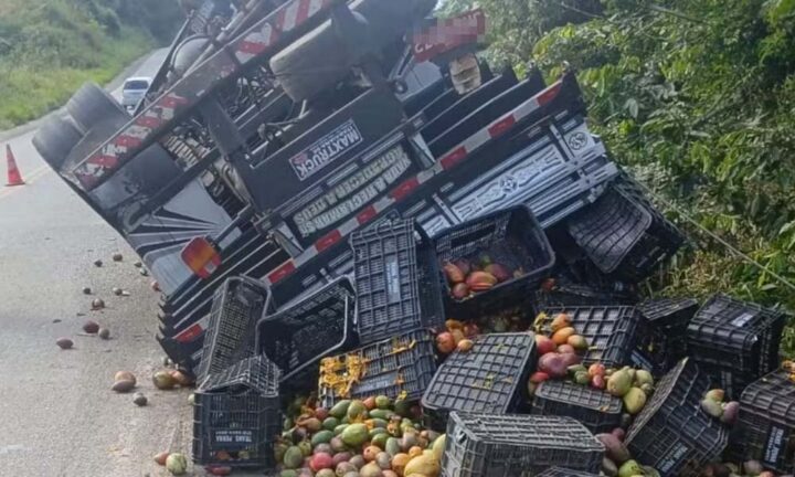 Caminhoneiro morre após veículo tombar na BR-330 em Jequié