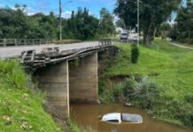 Carro despenca de ponte e fica submerso em rio da BA-046
