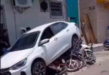 Motorista engata ré por engano e passa por cima de várias motos Motorista engata ré por engano e passa por cima de várias motos