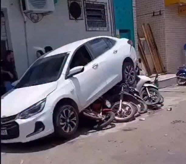Motorista engata ré por engano e passa por cima de várias motos