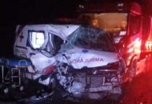 Mulher morre e seis pessoas ficam feridas após batida entre carro, ambulância e três caminhões