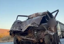 Dois homens morrem após acidente entre carro e caminhão na BR-242