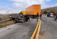 Homem morre e carro fica irreconhecível após batida com carreta