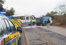 Micro-ônibus tomba na BR-242 e deixa feridos na Chapada Diamantina Micro-ônibus tomba na BR-242 e deixa feridos na Chapada Diamantina