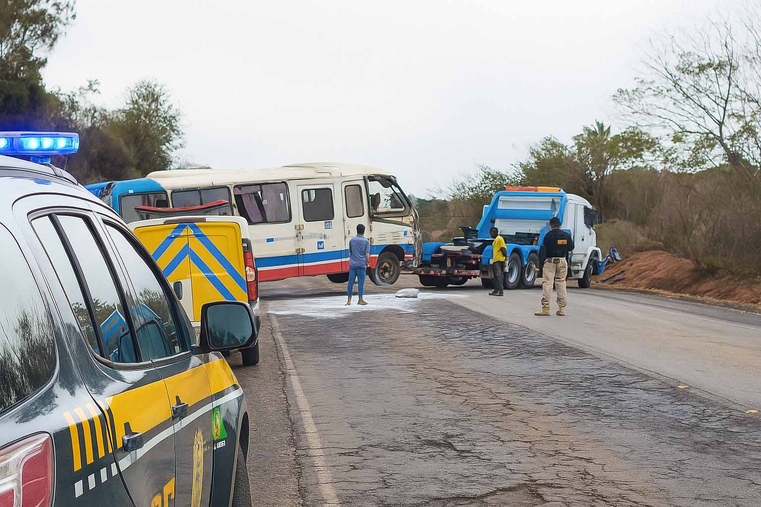Micro-ônibus tomba na BR-242 e deixa feridos na Chapada Diamantina