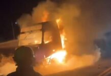 Carreta, com placa de Ruy Barbosa, pega fogo na BA-052 em Ipirá Carreta pega fogo na BA-052 em Ipirá