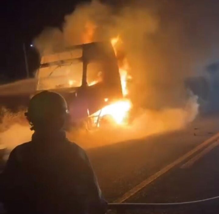 Carreta pega fogo na BA-052 em Ipirá