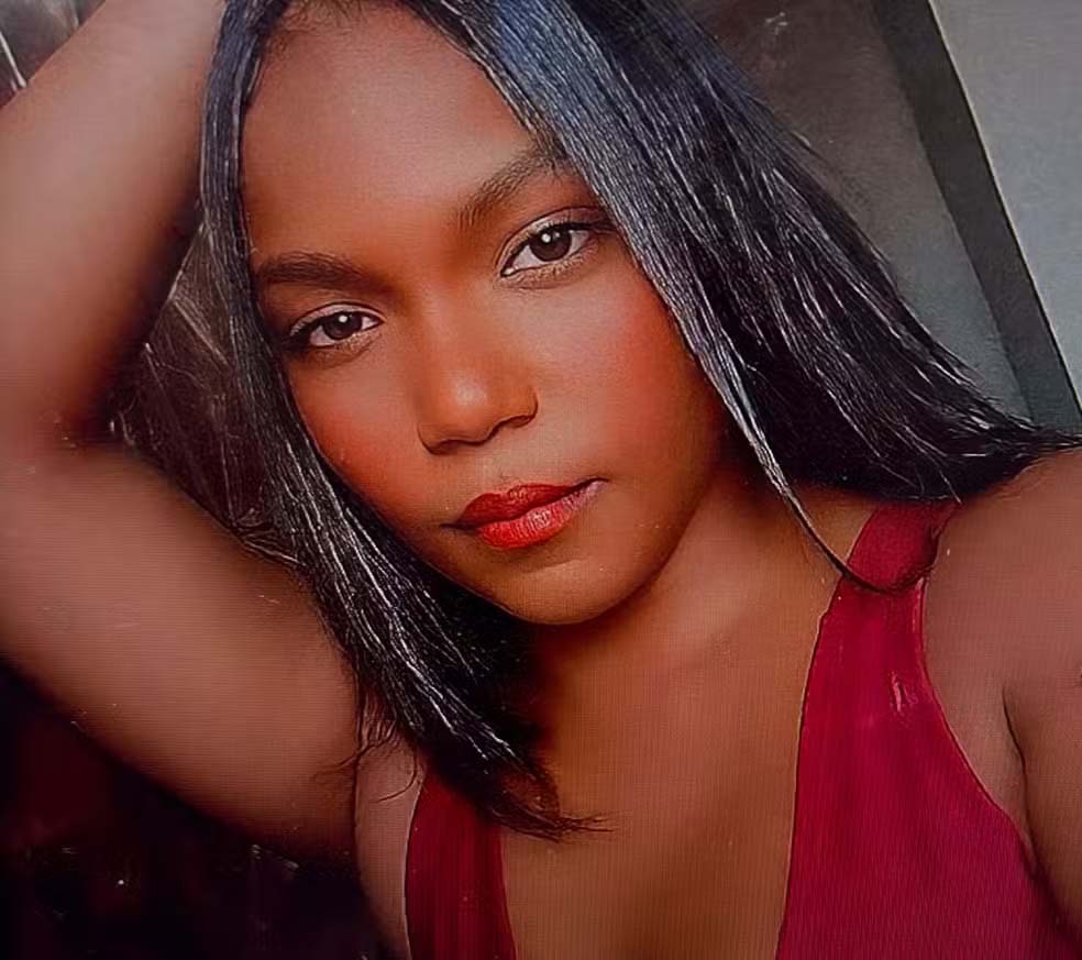 Jovem é morta a tiros dentro de casa; polícia investiga crime como feminicídio