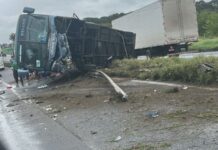 Ônibus da Cidade Sol tomba na BR-324 e deixa feridos, em Feira de Santana