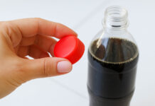 Bebê de um ano morre engasgado com tampa de refrigerante