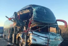 Acidente entre ônibus e carreta deixa um morto e cinco feridos na Bahia