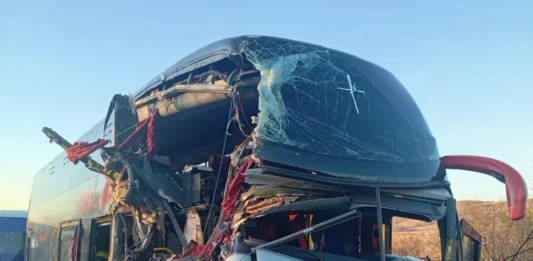 Acidente entre ônibus e carreta deixa um morto e cinco feridos na Bahia
