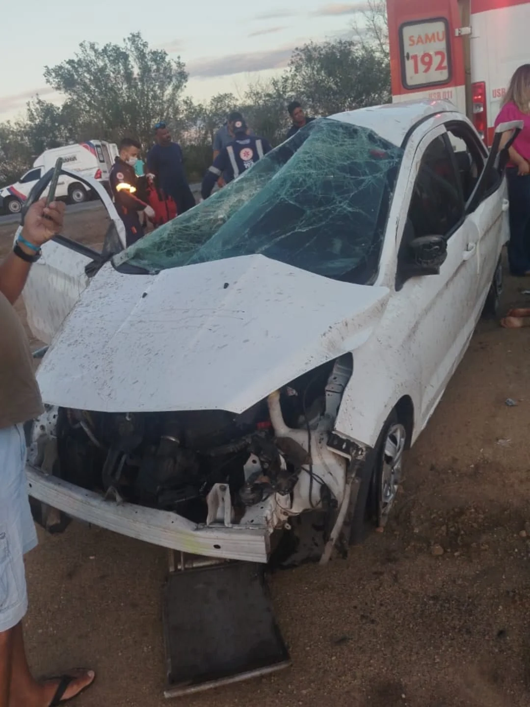 Grave acidente na BR-116 entre Santa Bárbara e Serrinha: carro capota com duas crianças a bordo