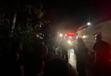 Ônibus da Águia Branca tomba na BR-101 e deixa passageiros feridos Ônibus da Águia Branca tomba na BR-101 e deixa passageiros feridos