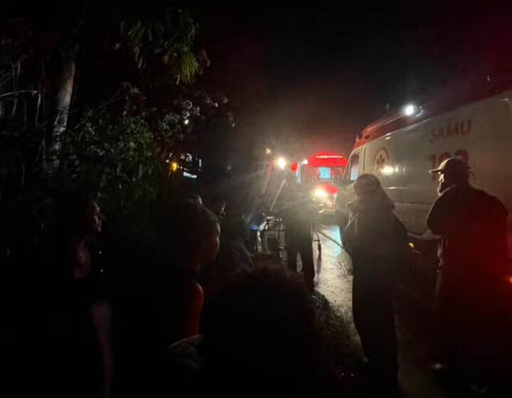 Ônibus da Águia Branca tomba na BR-101 e deixa passageiros feridos