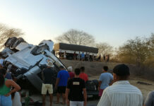 Menino de 2 anos morre e três pessoas da mesma família ficam feridas após carreta tombar na Bahia Menino de 2 anos morre e três pessoas da mesma família ficam feridas após carreta tombar na Bahia