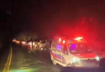 Uma pessoa morreu e outras ficaram feridas em grave acidente entre Van e Caminhão na BR-242 Uma pessoa morreu e outras ficaram feridas em grave acidente entre Van e Caminhão na BR-242