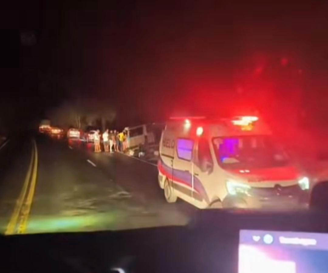Uma pessoa morreu e outras ficaram feridas em grave acidente entre Van e Caminhão na BR-242