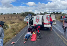 Duas mulheres ficam feridas após serem atingidas por mesa que caiu de caminhonete Duas mulheres ficam feridas após serem atingidas por mesa que caiu de caminhonete
