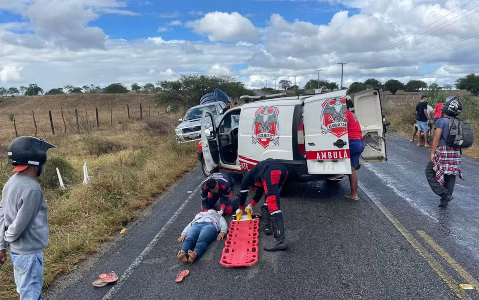 Duas mulheres ficam feridas após serem atingidas por mesa que caiu de caminhonete