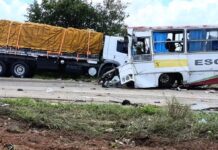 Batida entre carreta e ônibus deixa três mortos na Bahia Acidente entre carreta e ônibus deixa mortos na Bahia