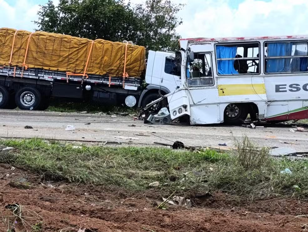 Acidente entre carreta e ônibus deixa mortos na Bahia