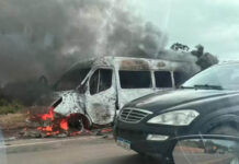 Van fica totalmente destruída após pegar fogo na BA-046 Van pega fogo na BA-046