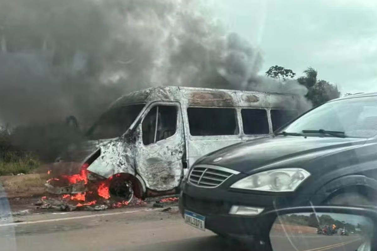 Van pega fogo na BA-046