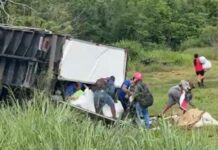 Carreta tomba na BR-101 e carga é saqueada