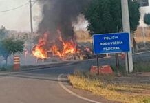 Carreta pega fogo na BR-242 em Itaberaba Carreta pega fogo e interdita BR-242 em Itaberaba