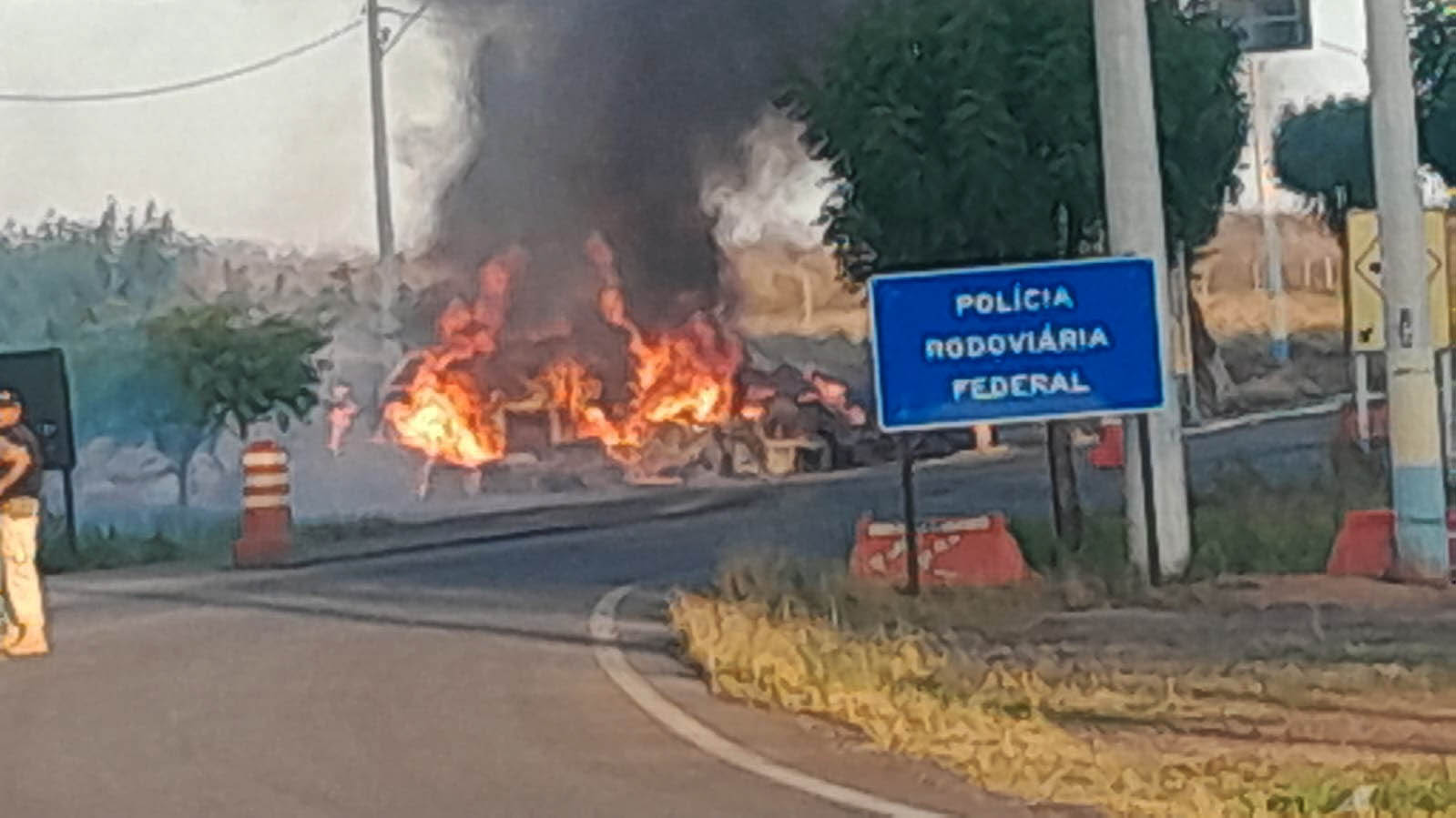 Carreta pega fogo e interdita BR-242 em Itaberaba