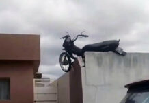 Motocicleta é flagrada em cima do muro da Delegacia de Cabrobó e surpreende moradores