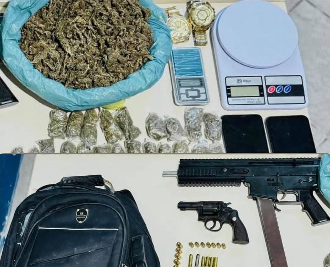 PM apreende armas, drogas e cumpre mandado de prisão em Itatim