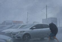 Inmet emite alerta de acumulado de chuva para mais de 140 cidades baianas Chuva na Praça do Coqueiro,em Itaberaba