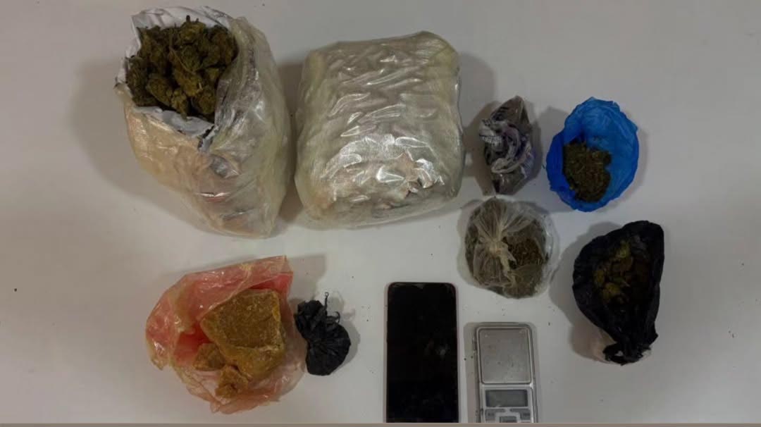 Policia apreende drogas e materiais ilícitos após suspeito fugir durante patrulhamento em Irecê