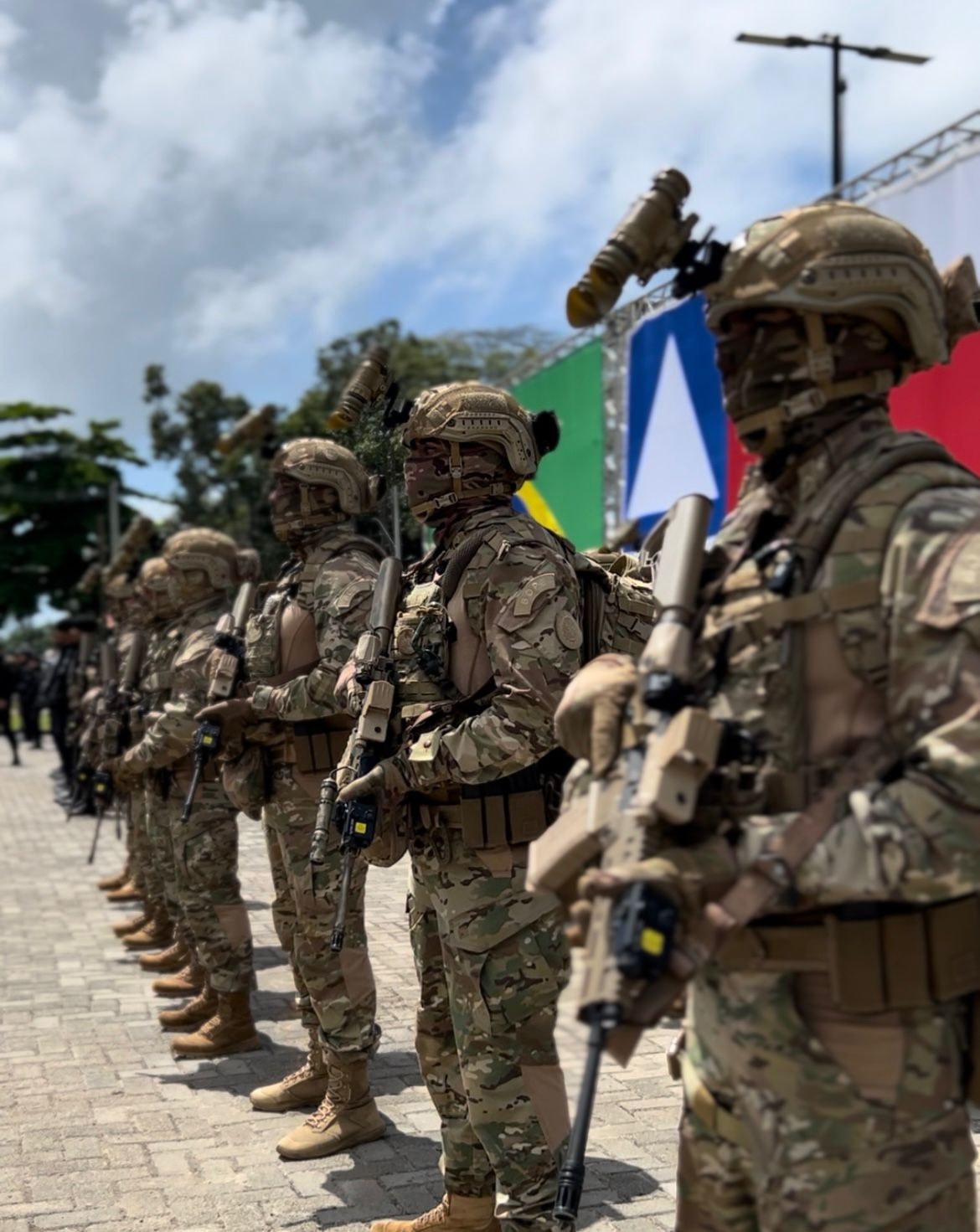 Cinco criminosos foram presos e um acabou ferido após confronto. Pistola, carregador, munições e drogas foram apreendidos.