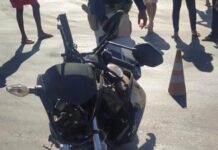 Acidente entre caminhonete e motocicleta deixa motociclista ferido na BR-242, em Seabra
