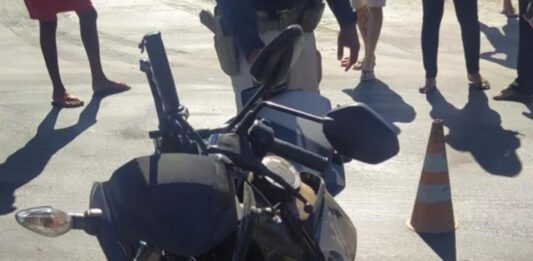 Acidente entre caminhonete e motocicleta deixa motociclista ferido na BR-242, em Seabra