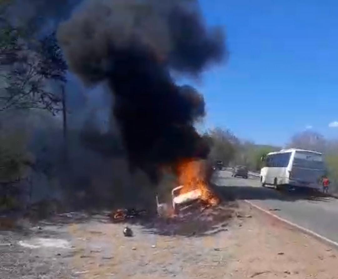 Grave acidente entre carro e moto deixa mortos na BA-046 em Itaberaba