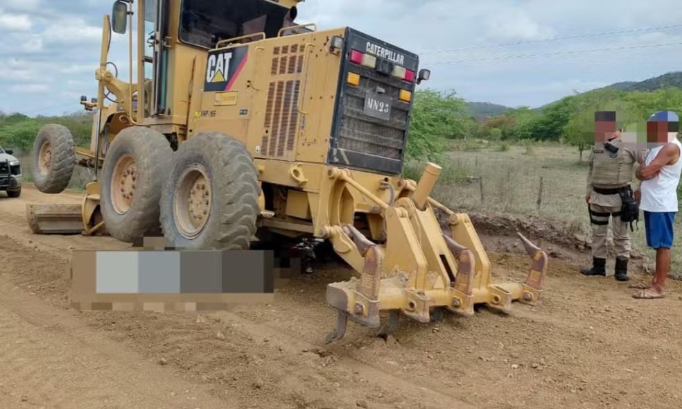 Idoso morre e mulher fica ferida após acidente com motocicleta e máquina de obra na BA-233